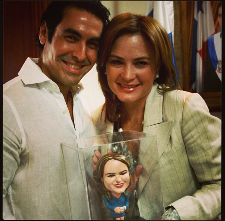 Vivian de Torrijos con su estatuilla